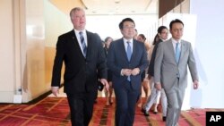 Utusan khusus untuk Korea Utara: negosiator AS Stephen Biegun (kiri), negosiator Korsel Lee Do-hoon dan negosiator Jepang Kenji Kanasugi (kanan), di media center saat jeda pertemuan KTT ASEAN dan Asia Timur di Bangkok, Thailand, 2 Agustus 2019.