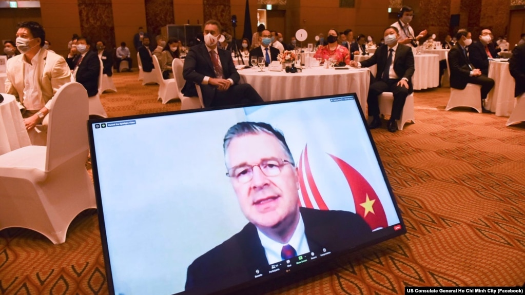 Đại sứ Mỹ tại Việt Nam Daniel Kritenbrik phát biểu trực tuyến tại Diễn đàn Doanh nghiệp TPHCM-Hoa Kỳ được tổ chức tại TPHCM hôm 25/8.