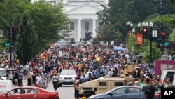 示威者在美國首都華盛頓白宮附近抗議警察暴力。（2020年6月7日）