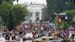 Demonstranti protestuju u subotu 6. juna 2020, na 16. ulici ispred Bele kuće, zbog smrti Džordža Flojda.