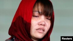 Cô Đoàn Thị Hương lúc bị dẫn giải ra khỏi tòa hôm 14/3.