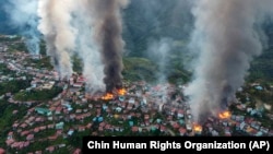 지난달 29일 미얀마 북동부 마을 주택과 종교시설 등이 불타고 있다. 정부군의 공격이 화재 원인이라고 인권단체와 지역 언론이 설명했다. 