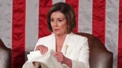 La presidenta de la Cámara de Representantes, Nancy Pelosi, rompe el discurso al terminar la intervención del presidente Donald Trump