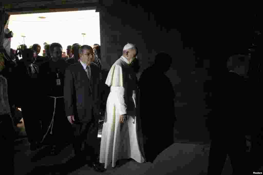 Pope Francis walks upon his arrival to a ceremony in the Hall of Remembrance at the Yad Vashem Holocaust memorial in Jerusalem, May 26, 2014. 