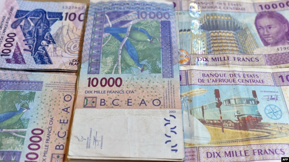 Billets issus de la banque centrale des États d'Afrique de l'Ouest, pris en photo le 9 avril 2016.