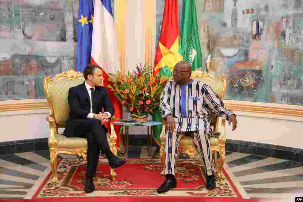Le président du Burkina Faso, Roch Marc Christian Kabore , rencontre le président français Emmanuel Macron au palais présidentiel du Burkina Faso le 28 novembre 2017.