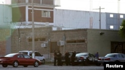 Petugas polisi berjaga di sebuah penjara di Piedras Negras, Meksiko, menyusul kaburnya lebih dari 130 narapidana. (Foto: Dok)