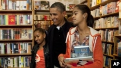 Και ο Πρόεδρος Ομπάμα πήγε για ψώνια με τις κόρες του Μαλία και Σάσα.