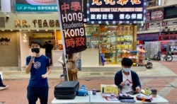 香港学生组织中学时政发言人Michael(左)表示，法庭对首宗国安法案件的裁决，令“光时口号”变成违反国安法，担心国安法的红线不断扩大，更多人可能以言入罪 (美国之音/汤惠芸)