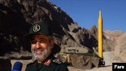فرمانده نیروی هوافضای سپاه در کنار موشک بالستیک قدر