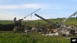 بقایای یک هلی کوپتر نیروهای جمهوری آذربایجان که روز شنبه در منطقه قره‌باغ علیا ساقط شد. 