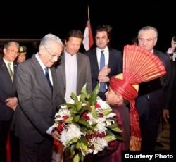 Malaysian Prime Minister Mahathir Mohamad is greeted in Islamabad on his three-day official visit to Pakistan, March 21, 2019. (Photo courtesy of Pakistani prime minister's office)