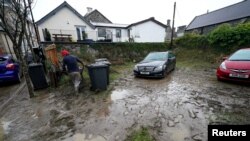 Personas limpian después del paso de la tormenta Ciara, en Llanrwst, en North Wales. Febrero, 10 de 2020.
