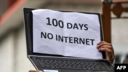 Para jurnalis Kashmir memprotes pemblokiran internet oleh pemerintah India di Srinagar, 12 Oktober 2019. (Foto: AFP)