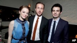 Bintang “La La Land”: Emma Stone dan Ryan Gosling berpose bersama Sutradara/penulis cerita: Damien Chazelle (kanan) pada pemutaran perdana film ini di Los Angeles, (6/12) lalu. 