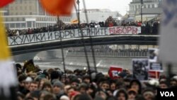 Warga Rusia melakukan unjuk rasa di Moskow meneriakkan slogan-slogan yang menuntut pemilu bersih dan demokrasi (10/12).