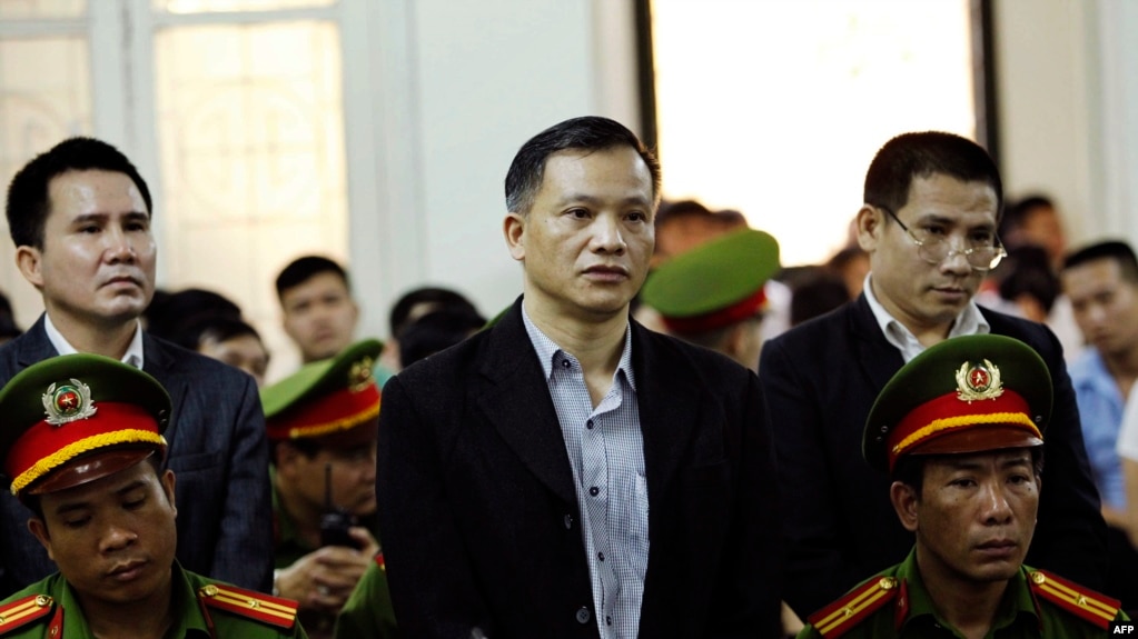 Luật sư Nguyễn Văn Đài (giữa), ông Phạm Văn Trội (trái) và ông Nguyễn Trung Tôn (phải) tại tòa án Hà Nội ngày 5/4/2018.