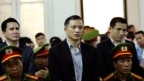 Luật sư Nguyễn Văn Đài (giữa), ông Phạm Văn Trội (trái) và ông Nguyễn Trung Tôn (phải) tại tòa án Hà Nội ngày 5/4/2018.