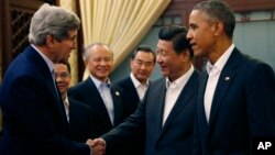 11일 중국 베이징에서 열리고 있는 아시아태평양 경제협력체(APEC) 정상회의에서 시진핑 중국 국가주석(오른쪽 두번째)이 존 케리 미국 국무장관(왼쪽)과 악수하고 있다. 그 옆으로 바락 오마바 미국 대통령(오른쪽) 서 있다. 