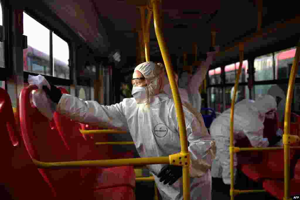 کولمبیا میں بھی سری لنکا کی طرح بسوں میں اسپرے کیا جا رہا ہے۔ کولمبیا میں اب تک کرونا وائرس کے 34 کیس رپورٹ ہو چکے ہیں۔&nbsp; &nbsp;