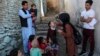 Petugas kesehatan memberikan vaksin polio kepada anak-anak di Kabul, Afghanistan (foto: dok). 