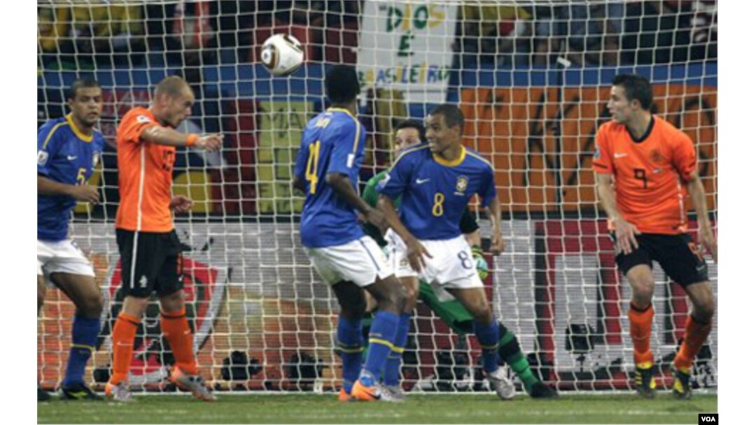 Wesley Sneijder (kedua dari kiri) saat mencetak gol kemenangan Belanda melalui sundulan kepala.