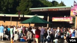Para penonton memadati konser Melissa Etheridge di tempat pertunjukan alam dan gedung terbuka, Filene Center, Wolf Trap di Virginia 18/6 (foto: Made Yoni/VOA).