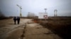工人们走向保加利亚贝莱内核电站项目的工地。（2013年1月24日）
