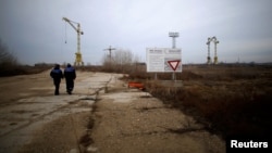 工人們走向保加利亞貝萊內核電站項目的工地。（2013年1月24日）