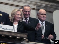 La secrétaire d'Etat Hillary Clinton (à g.), le sénateur Charles Schumer et l'ancien maire Rudy Giuliani, participant à l'ouverture des transactions boursières à New York, le 9 septembre 2011