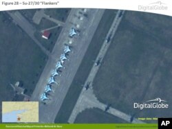 Ảnh chụp qua vệ tinh của công ty Mỹ DigitalGlobe cho thấy máy bay chiến đấu Su-27/30 Flanker của Nga. Đây là một trong nhiều bức ảnh NATO cung cấp cho AP cho thấy mấy chục xe tăng, xe thiết giap, máy bay chiến đấu của Nga gần biên giới miền đông của Ukraine