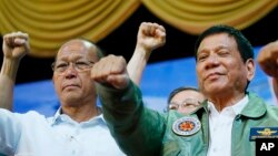 Tổng thống Philippines Rodrigo Duterte (phải) và Bộ trưởng quốc phòng Delfin Lorenzana (trái).