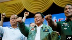 ប្រធានាធិបតី​ហ្វីលីពីន​ Rodrigo Duterte (កណ្ដាល)​ ថត​រូប​ជាមួយ​មេបញ្ជាការ​កង​ទ័ព​ការពារ​ប្រទេស ខណៈ​លោក​ថ្លែង​នៅ​ទីបញ្ជាការ​កងទ័ព​ជើង​អាកាស​ក្នុង​ក្រុង​ Pasay កាល​ពី​ថ្ងៃចន្ទ។