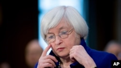 La présidente de la Fed, Janet Yellen, témoigne devant le comité des affaires bancaires du Sénat, le 14 février 2017 à Washington. 