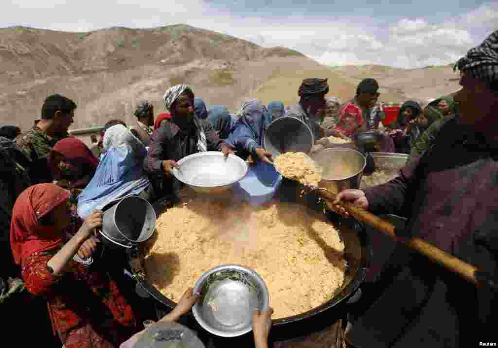 Villagers displaced by the deadly landslide eat lunch in the Badakhshan province, Afghanistan. More than 4,000 people were displaced and the death toll could be as high as 2,700.