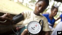 Seorang ibu hamil tengah diperiksa tekanan darahnya di sebuah rumah sakit di Sierra Leone (foto: dok). Afrika memiliki angka kematian ibu melahirkan (AKI) yang tinggi.