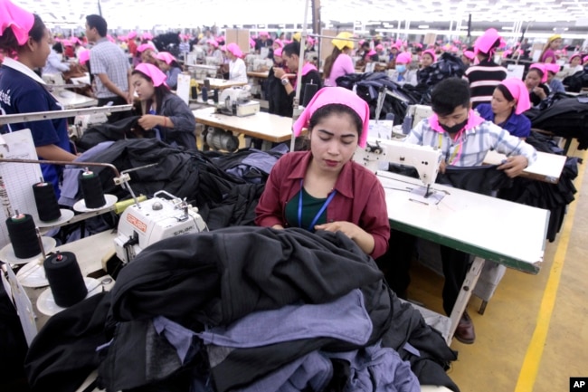 រូបឯកសារ៖ កម្មកររោងចក្រ​កម្ពុជា​ដេរសម្លៀកបំពាក់​ក្នុង​រោងចក្រ​មួយ ក្នុង​តំបន់​សេដ្ឋកិច្ច​ពិសេស​ នៅ​ជាយ​រាជធានី​ភ្នំពេញ កាល​ពី​ថ្ងៃ​ពុធ​ ទី​២៣ ខែសីហា ឆ្នាំ​២០១៧។