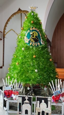 Salah satu pohon Natal yang dilombakan terbuat dari botol plastik di Gereja Santa Clara, Bekasi, 24 Desember 2019. (Foto: Fathiyah Wardah)