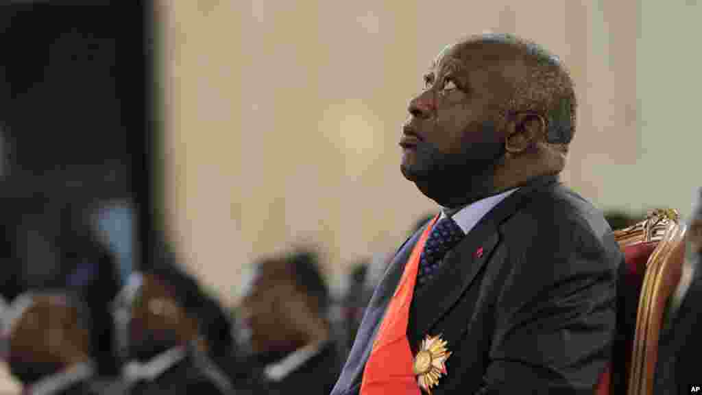 Regard vers le haut, le président sortant Laurent Gbagbo, contestant les résultats officiels de la Commission électorale qui donnent son rival Alassane Ouattarra vainqueur, est investi lors d&rsquo;une cérémonie de prestation de serment au Palais présidentiel à Abidjan, 4 décembre 2010.