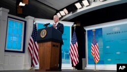 El presidente Joe Biden ofrece una actualización sobre el programa de vacunación y respuesta COVID-19, en el Auditorio de South Court en el campus de la Casa Blanca, el jueves 14 de octubre de 2021 en Washington.