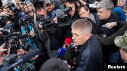 The self-styled mayor of Slovyansk, Vyacheslav Ponomaryov, speaks with journalists near the mayor's office in Slovyansk, Ukraine, April 28, 2014.
