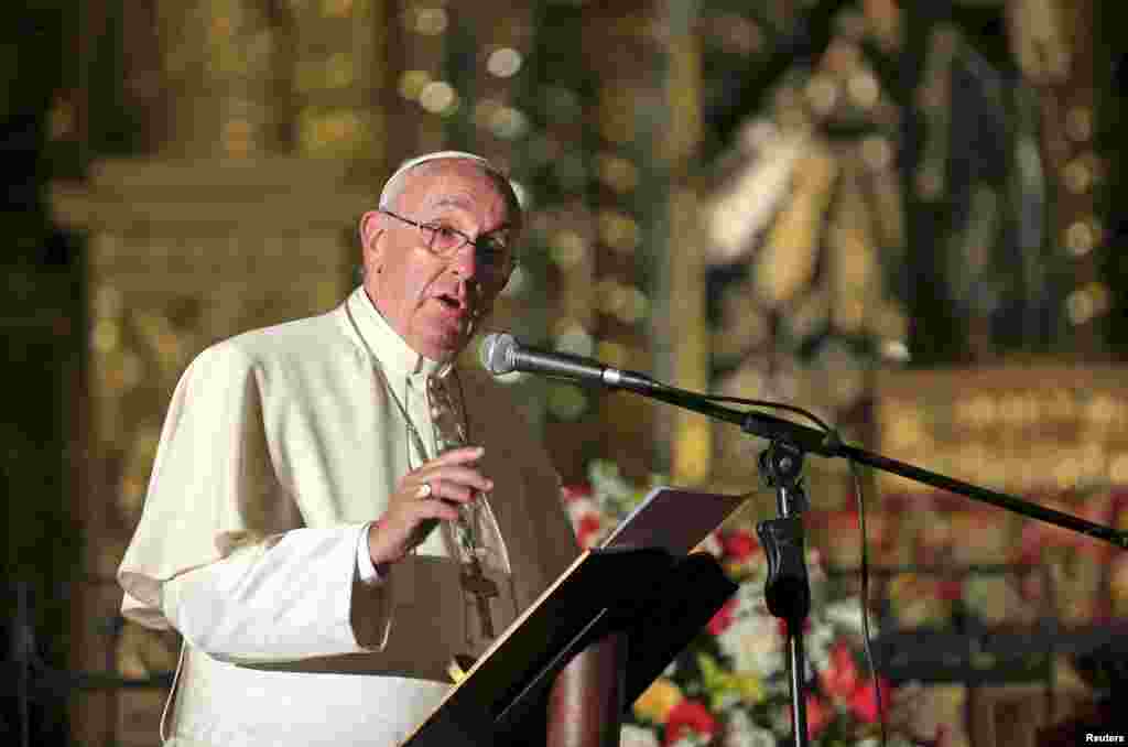 O Papa Francisco discursa ao reunir com membros do sociedade civil na Igreja de São Fransisco em Quito, Equador, 7 de Julho, 2015.