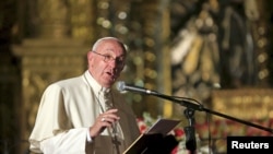 에콰도르를 방문한 프란치스코 로마 카톨릭 교황이 7일 성 프란치스 성당에서 시민사회 활동가들을 대상으로 연설하고 있다.