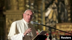 ARCHIVO - El papa Francisco habla mientras se reúne con miembros de la sociedad civil en la Iglesia de San Francisco en Quito, Ecuador, en julio de 2015.