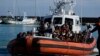 گارد ساحلی ایتالیا بیش از ۵۵۰ مهاجر را از آب‌های طوفانی دریای مدیترانه نجات داد