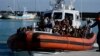 Brod sa migrantima i izbeglicama uplovljava u luku Ročela Jonika, oblast Kalabrija, Italija, 14. novembra 2021.