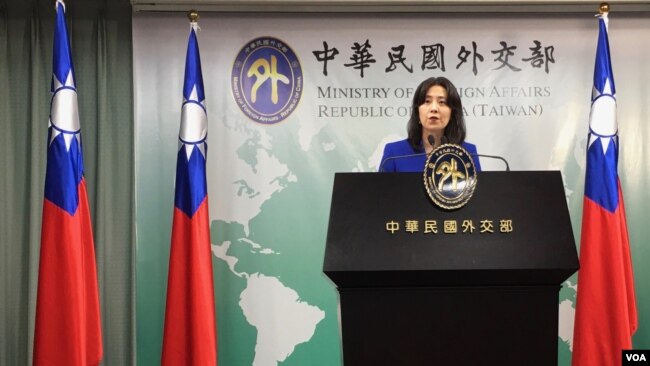 台湾外交部发言人欧江安2019年10月31在简报会上回应媒体提问。（美国之音齐勇明摄）