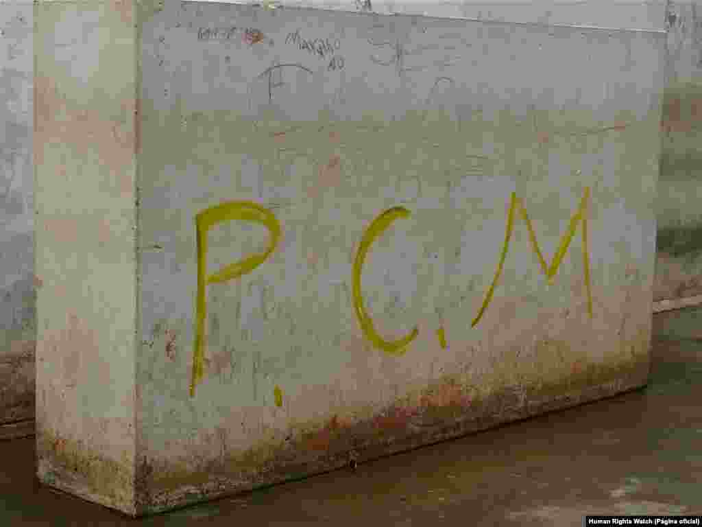 Inscrições em parede dentro do Complexo de Pedrinhas feitas pelo Primeiro Comando do Maranhão, facção criminal que opera dentro da instituição.