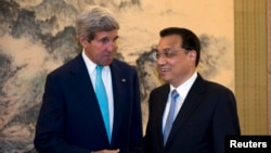 Ngoại trưởng Hoa Kỳ John Kerry và Thủ tướng Trung Quốc Lý Khắc Cường trong cuộc họp tại khu Trung nam hải ở Bắc Kinh 10/7/14