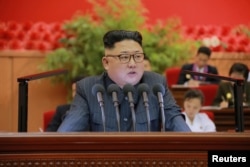 ຜູ້ນຳເກົາຫຼີເໜືອ ທ່ານ Kim Jong Un ຂຶ້ນກ່າວຄຳປາໄສ ໃນກອງປະຊຸມຄັ້ງທີ 9 ຂອງທ່ານ Kim Il Sung ຂອງຜູ້ນຳຊາວໝຸ່ມ ສັງຄົມນິຍົມ (KCNA) ໃນພຽງຢາງ, 29 ສິງຫາ, 2016.